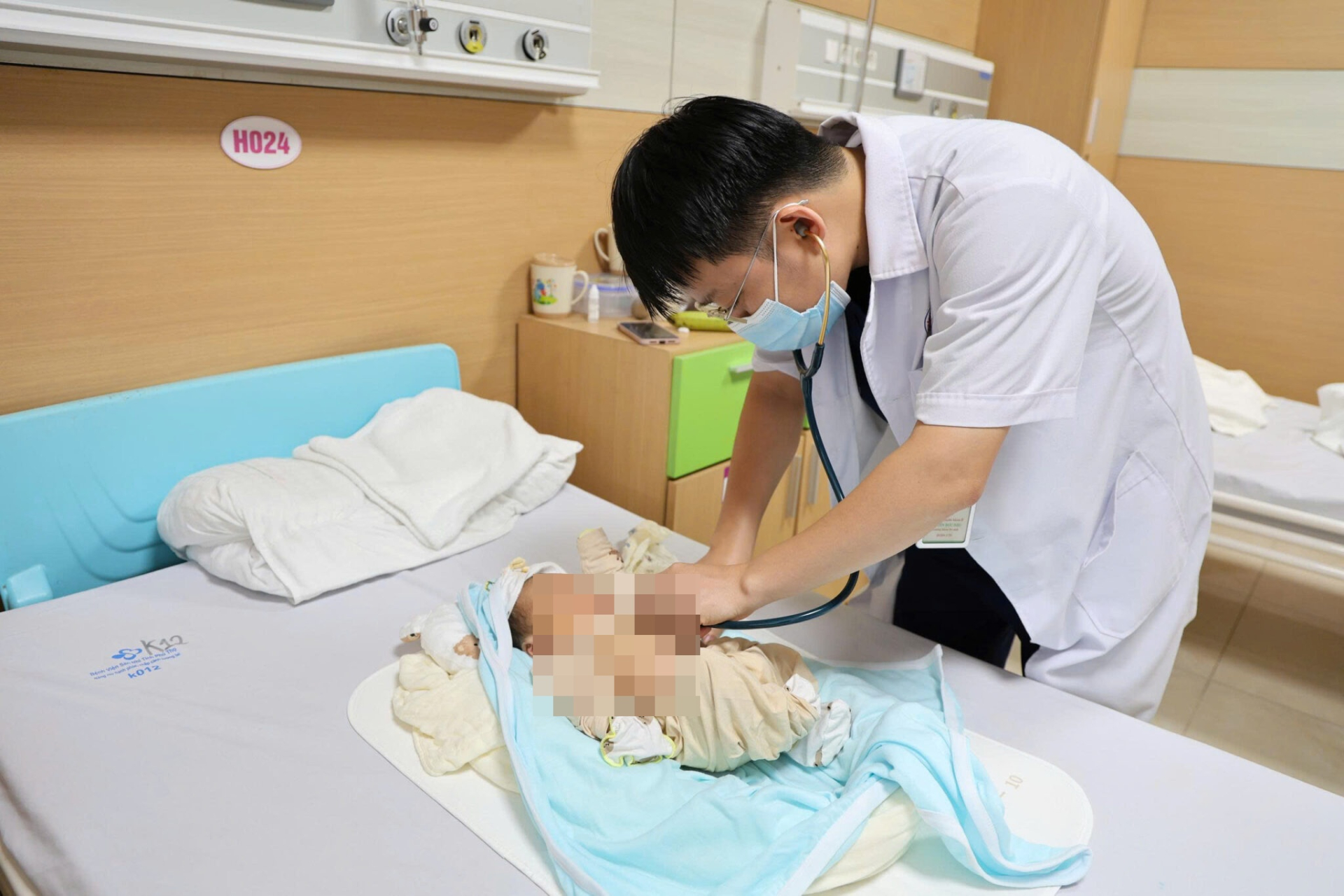 Trẻ hiện được ra ghép mẹ và tiếp tục được điều trị, theo dõi sát sao - Ảnh: BV