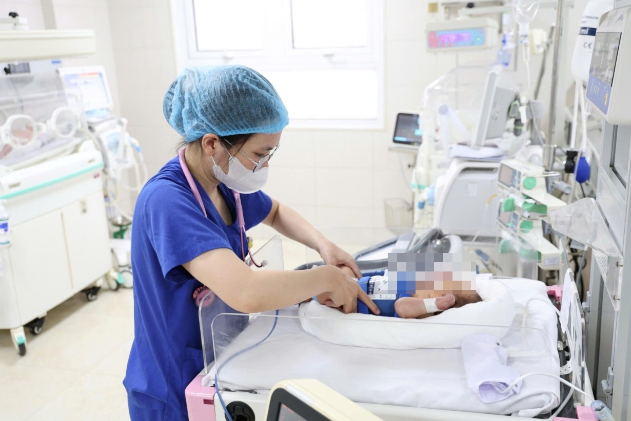 Trẻ được chỉ định thực hiện kỹ thuật hạ thân nhiệt chỉ huy (Cooling)