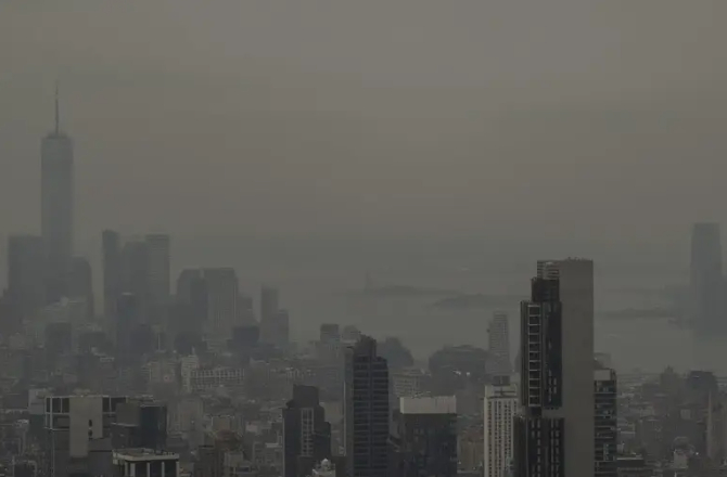 Khói từ cháy rừng Canada khiến bầu trời Manhattan mờ đục - Ảnh: Getty Images