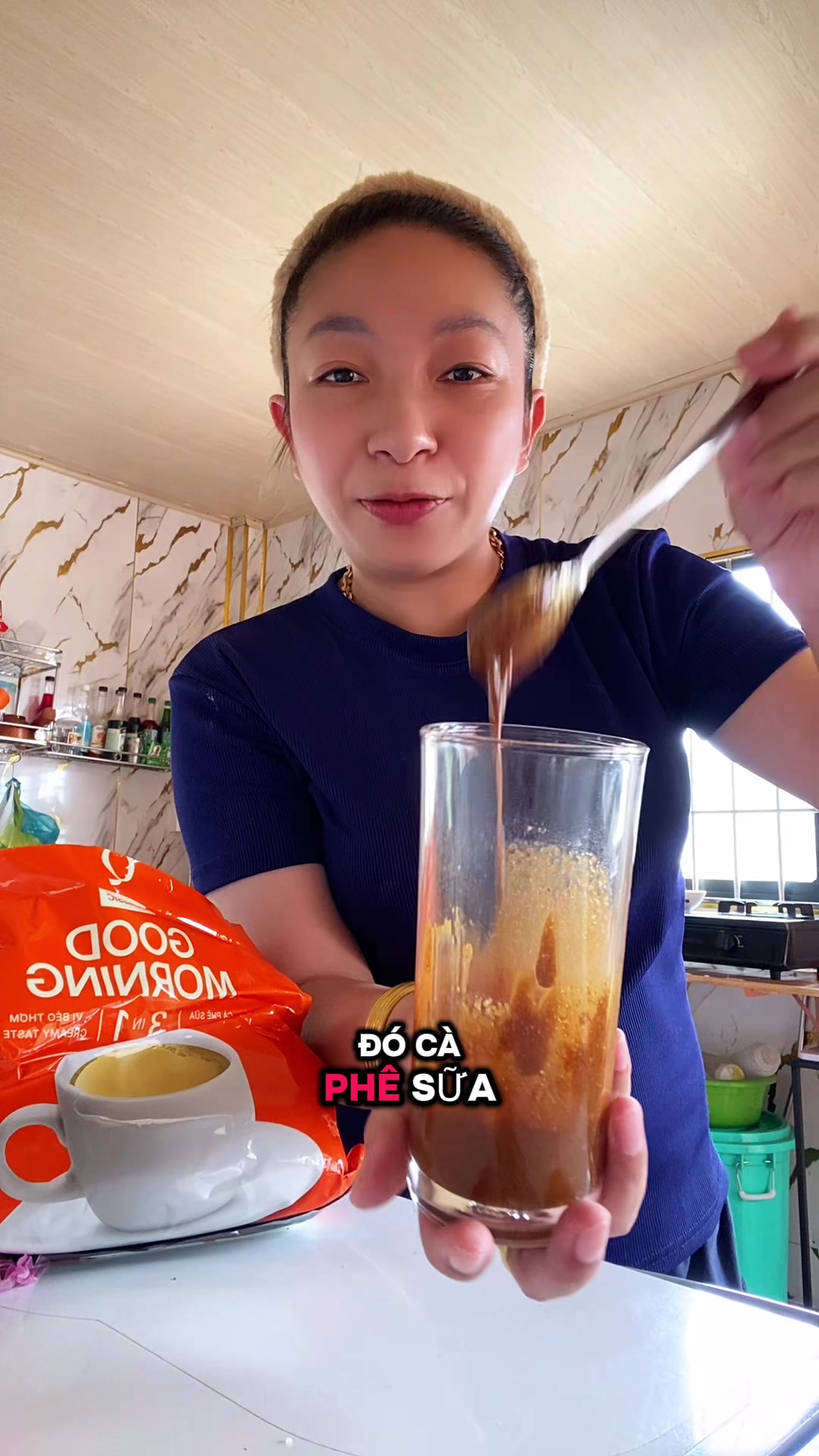 Chất cà phê sánh kẹo khi pha cùng nước nóng.