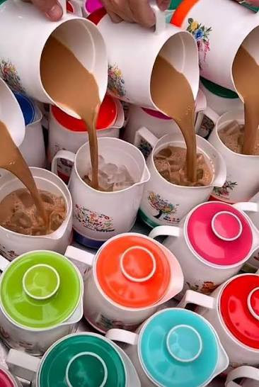 Người miền Tây thường dùng ca/bình giữ nhiệt lớn để uống cà phê.
