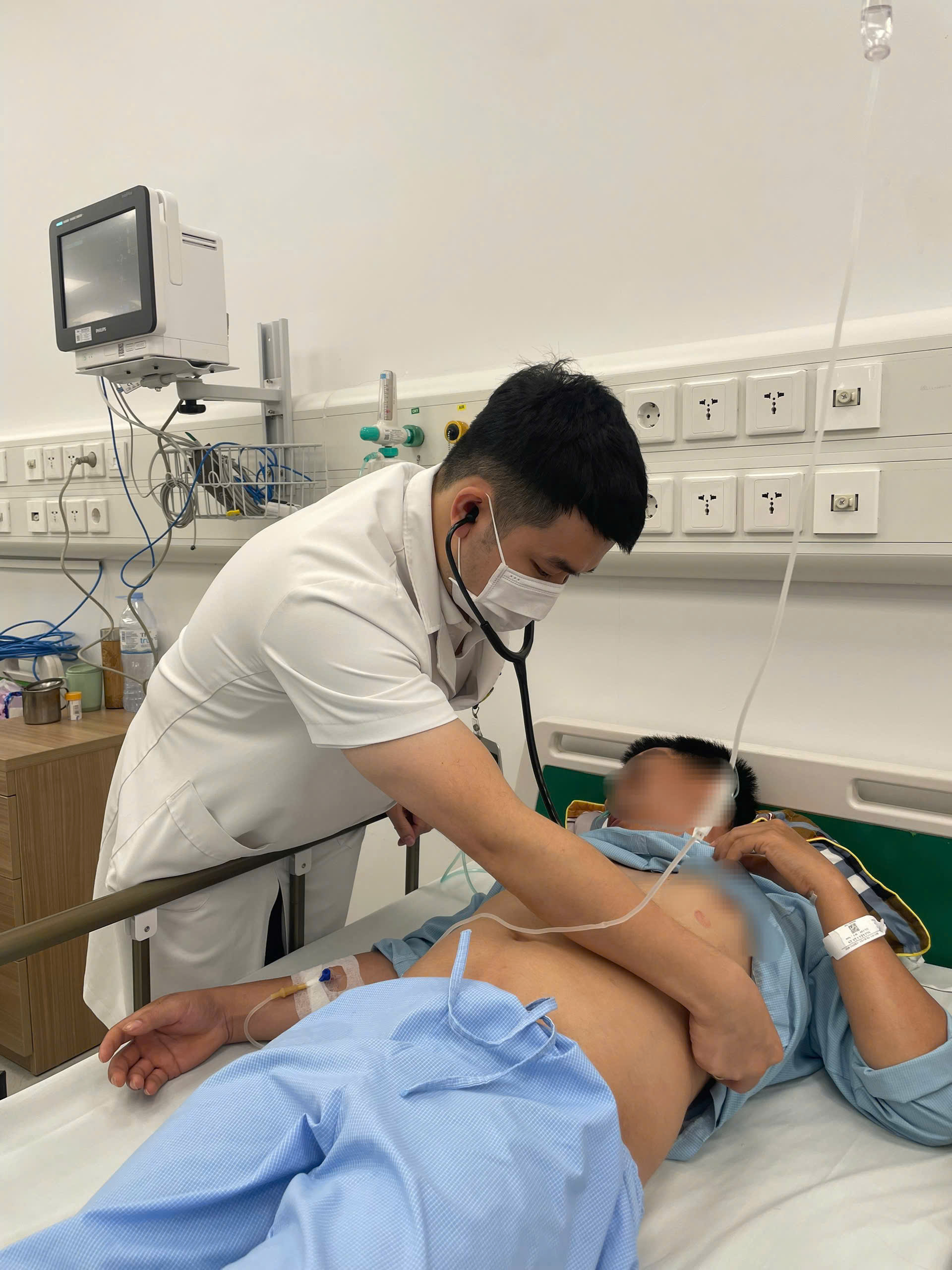 Các bác sĩ đang khám cho một nạn nhân vụ tai nạn tại trang trại lợn ở Thanh Hóa - Ảnh: BVBM