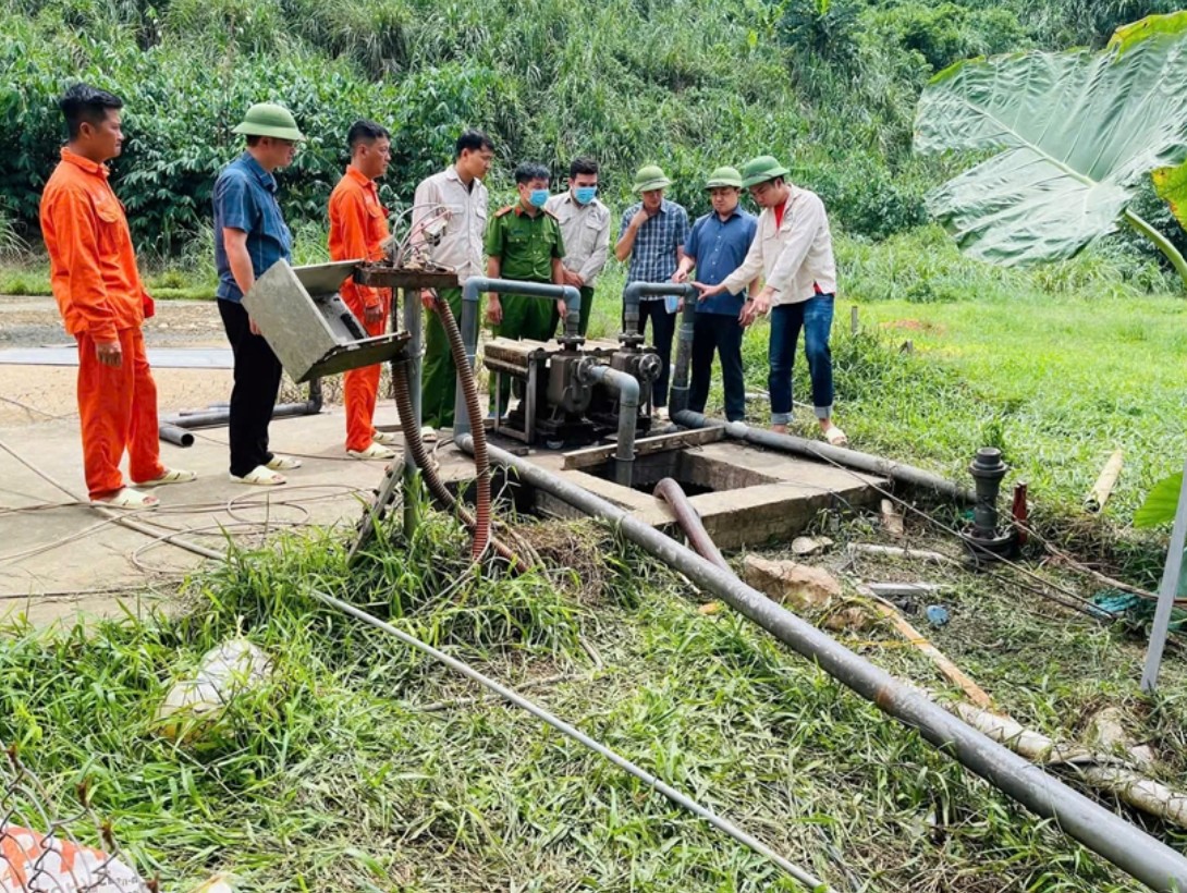 Các cơ quan chức năng kiểm tra khu vực xảy ra sự cố khiến 5 người thiệt mạng - Ảnh: BVPL