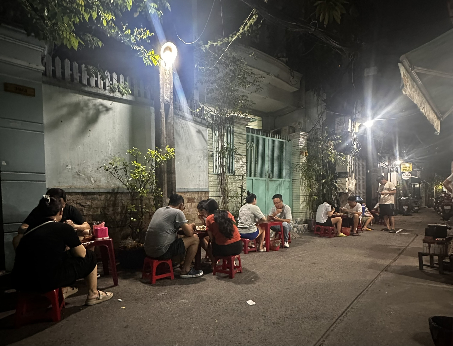 Mới 18h hơn, 2 dãy bàn đã kín người ngồi chờ món.