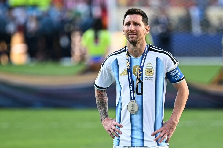 Messi bật khóc sau khi nhận HCB, trên khán đài hàng vạn cổ động viên vẫn gọi tên anh như một lời tri ân.