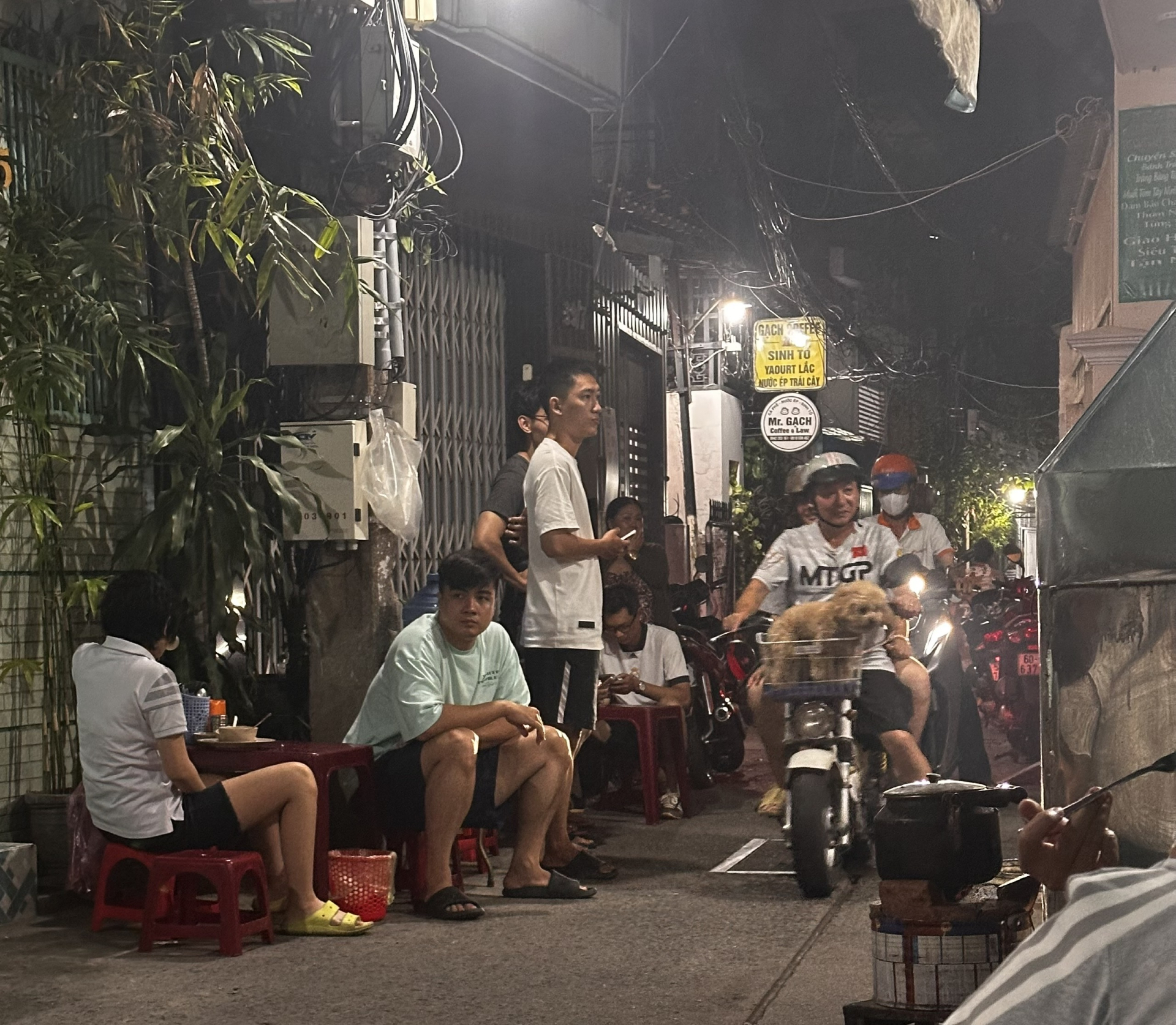 Lượng khách đông, đứng chờ có bàn trống.