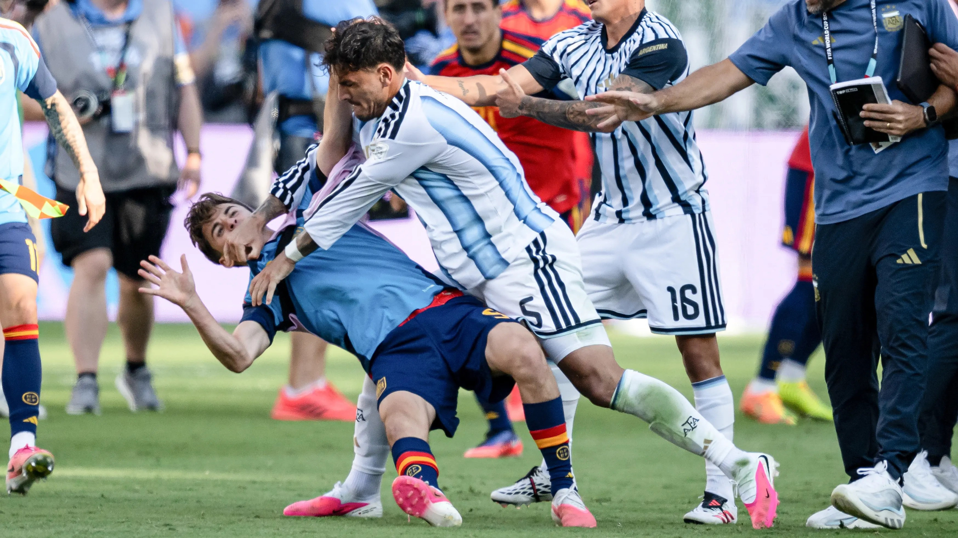 Hình ảnh không đẹp của cầu thủ Argentina sau tiếng còi mãn cuộc vang lên.