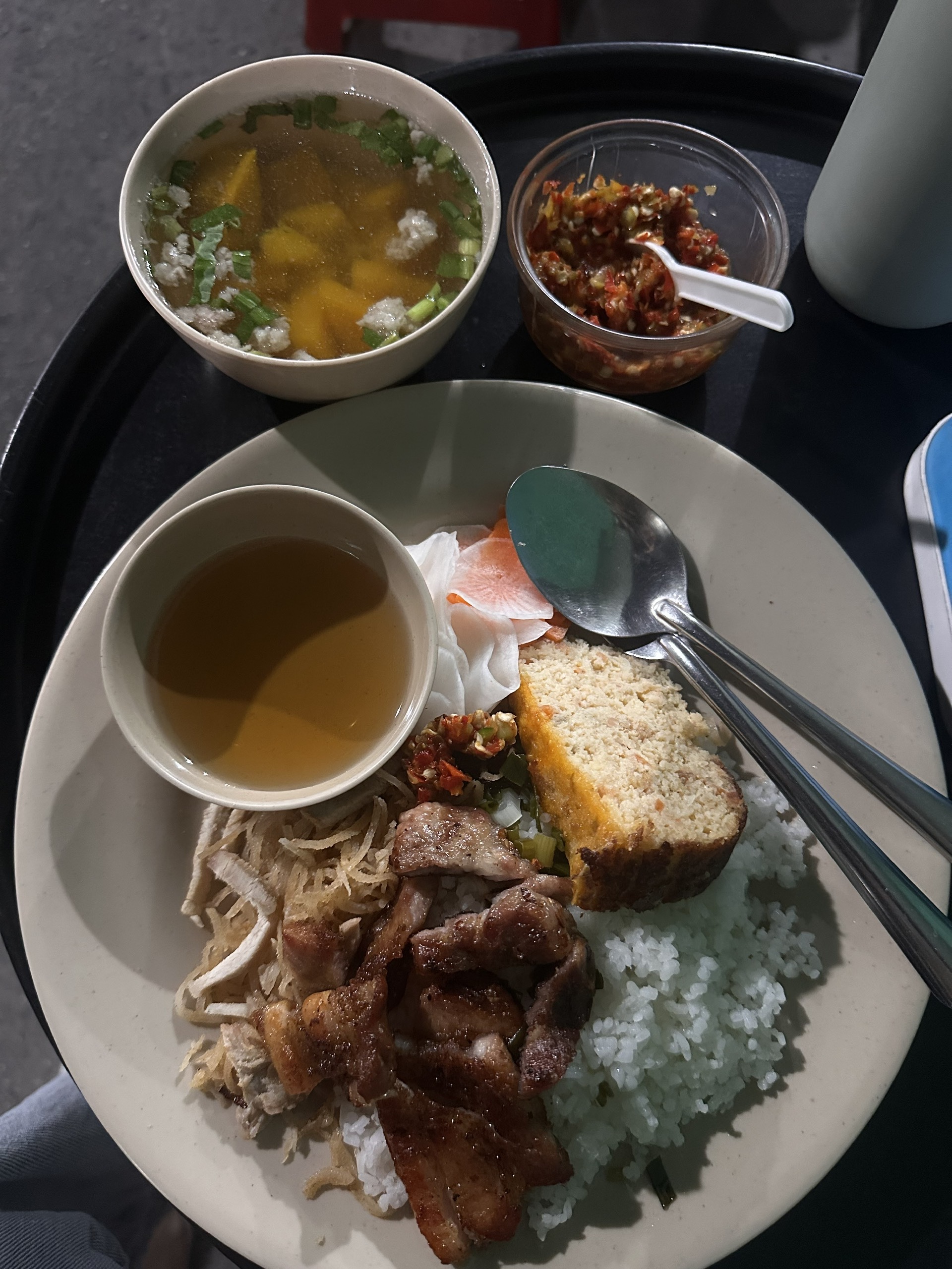 Dĩa cơm tấm sườn bì chả - một trong những lựa chọn phổ biến của thực khách tại quán.