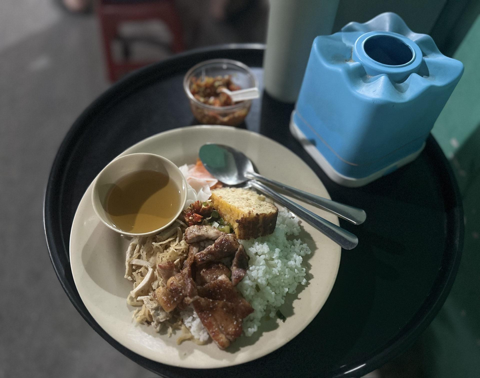 Nước mắm tại đây được nấu loãng, giữ vị mặn làm chủ đạo.