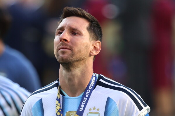 Argentina không thể bảo vệ thành công chức vô địch World Cup, nhưng Lionel Messi vẫn có một kỳ giải đáng nhớ khi trở thành cầu thủ được IFFHS đánh giá cao nhất với những thống kê nổi bật cả về bàn thắng lẫn khả năng kiến tạo (Ảnh: AP new)