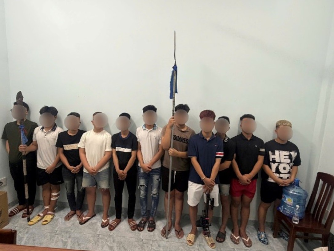 Các thanh thiếu niên cùng hung khí, xe mô tô thu giữ được trong vụ việc“Gây rối trật tự công cộng” xảy ra ngày 24/6/2026 trên địa bàn phường Quy Nhơn - Ảnh: CA tỉnh Gia Lai