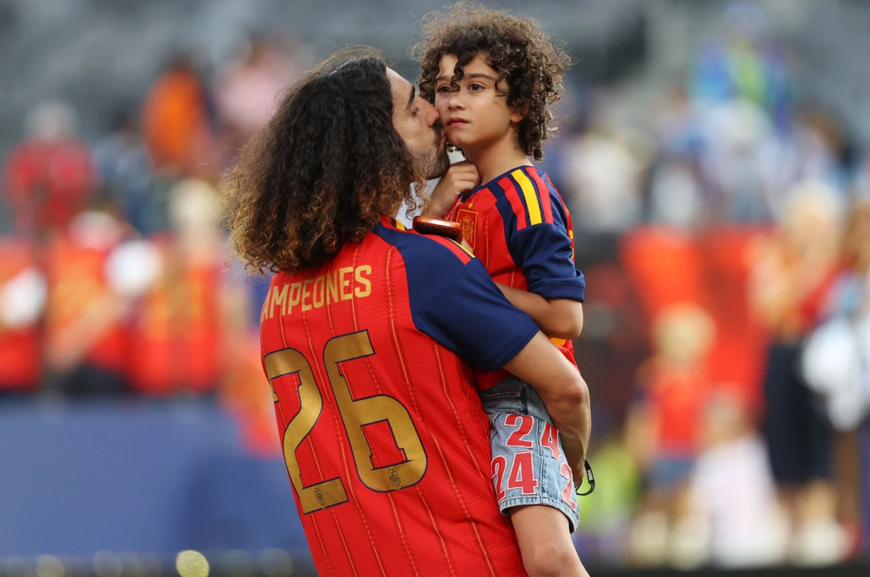 Marc Cucurella bên Mateo sau trận chung kết World Cup 2026 - Ảnh: AP.