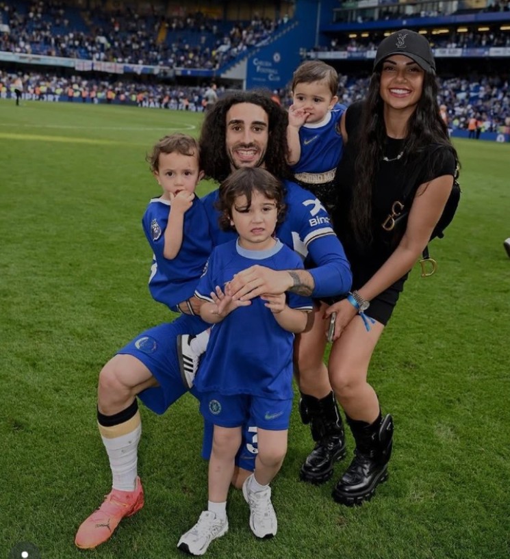 Cucurella cùng gia đình khi còn khoác áo Chelsea - Ảnh: INSTAGRAM