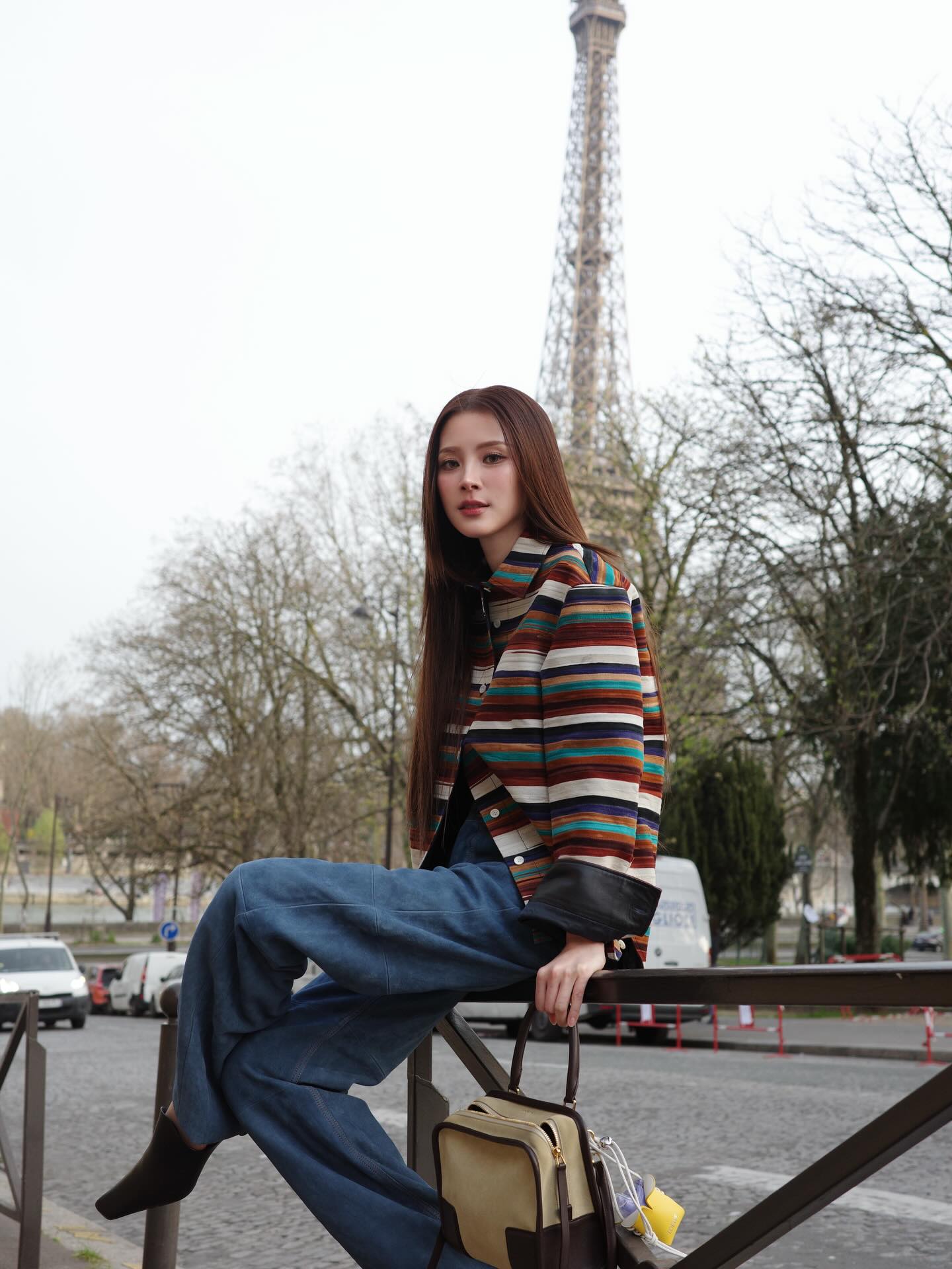 Khi tham dự show Thu - Đông của LOEWE tại Paris, Baifern xuống phố với chiếc túi xách Amazona 180, chiếc túi được phát triển nhân dịp kỷ niệm 180 năm thành lập thương hiệu.