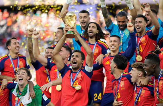Tây Ban Nha là đội giành chiến thắng, nâng cao cúp vàng World Cup 2026. Ảnh: AP