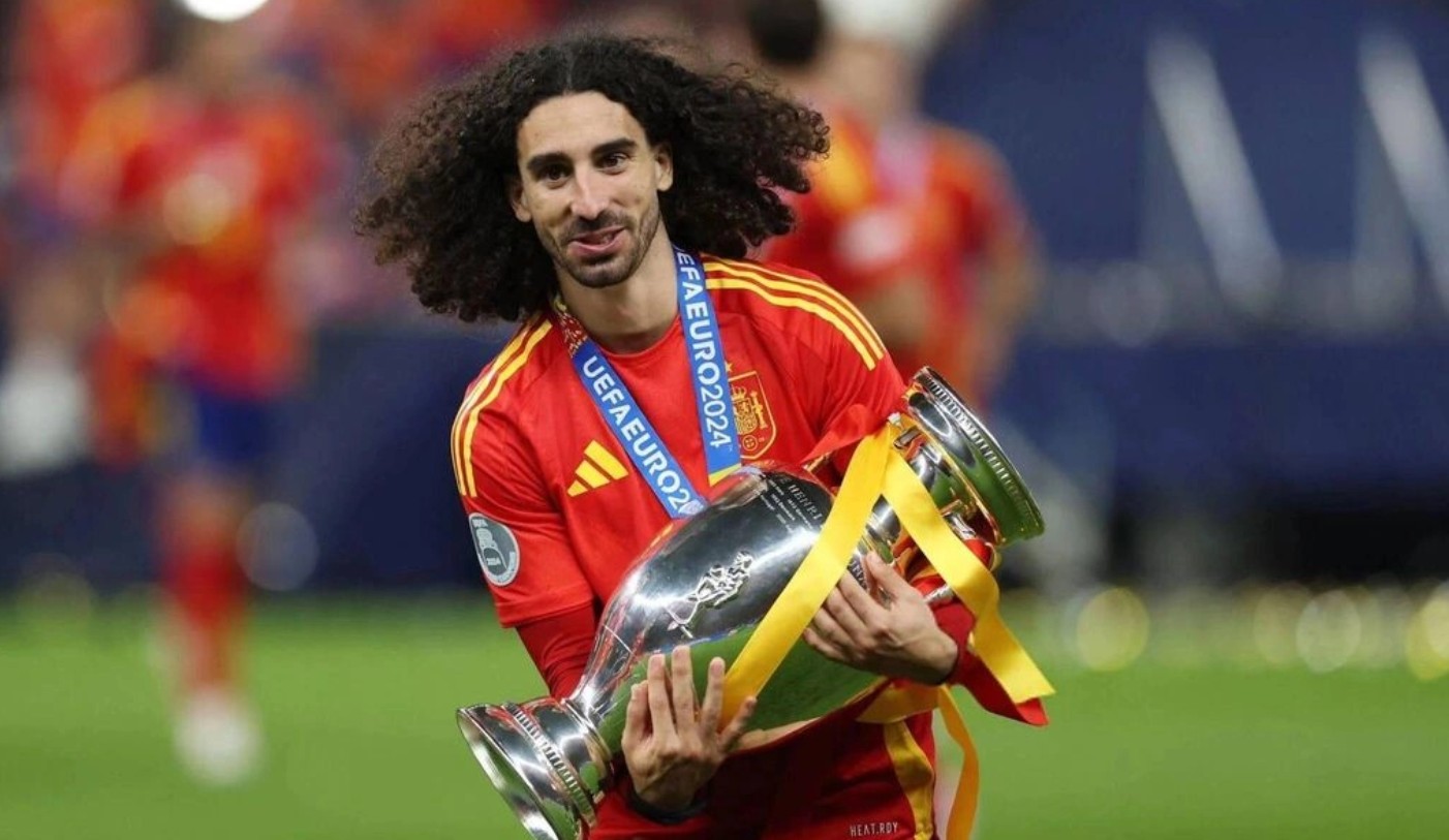 Hậu vệ tuyển Tây Ban Nha Marc Cucurella thu hút người hâm mộ không chỉ bởi tài năng, mà còn là câu chuyện gia đình phía sau sân cỏ. Trong ảnh là Cucurella cùng Tây Ban Nha giành Euro 2024 tại Đức - Ảnh: Reuters