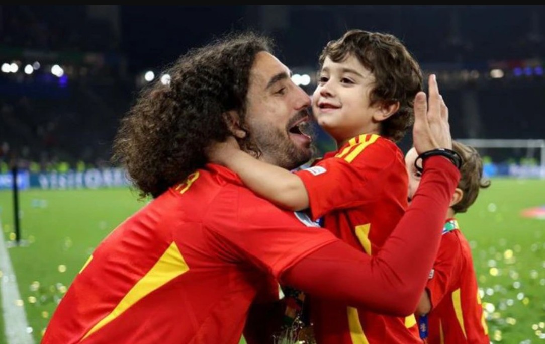 Cucurella và cậu con trai Mateo trong màu áo tuyển Tây Ban Nha - Ảnh: MUNDO