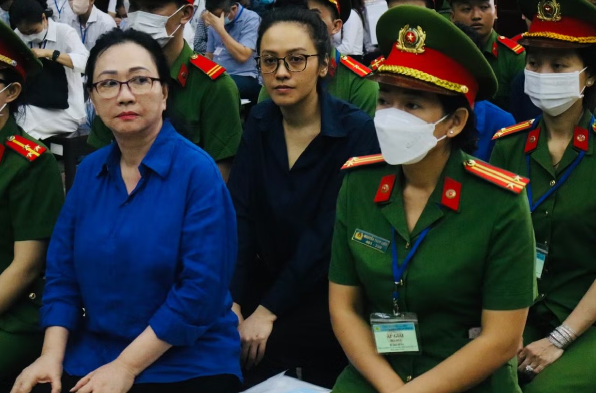Bà Trương Mỹ Lan và cháu gái Trương Huệ Vân trong 1 lần hầu tòa - Ảnh: Tân Châu