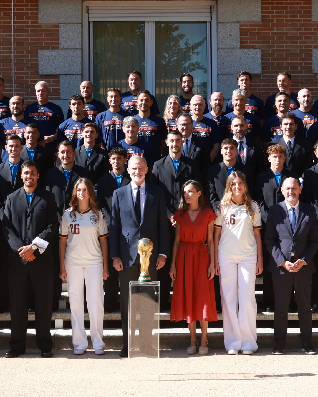 Trong buổi tiếp kiến, vua Felipe VI và hoàng hậu Letizia lần lượt chào hỏi các cầu thủ và ban huấn luyện trước khi cả đoàn chụp ảnh lưu niệm cùng chiếc cúp vàng FIFA World Cup. Đây không phải lần đầu Loewe đồng hành cùng các biểu tượng văn hóa và thể thao của Tây Ban Nha, nhưng buổi diện kiến Hoàng gia sau chức vô địch World Cup có lẽ là một trong những khoảnh khắc giàu tính biểu tượng nhất.