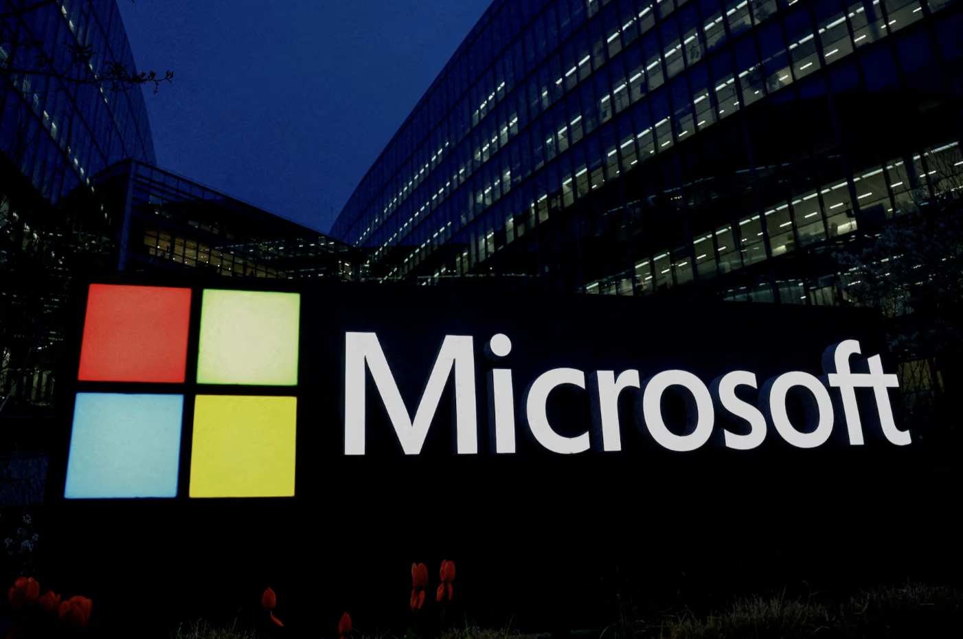 Logo Microsoft tại văn phòng của hãng ở Issy-les-Moulineaux, ngoại ô Paris (Pháp) Ảnh: Reuters/Gonzalo Fuentes.