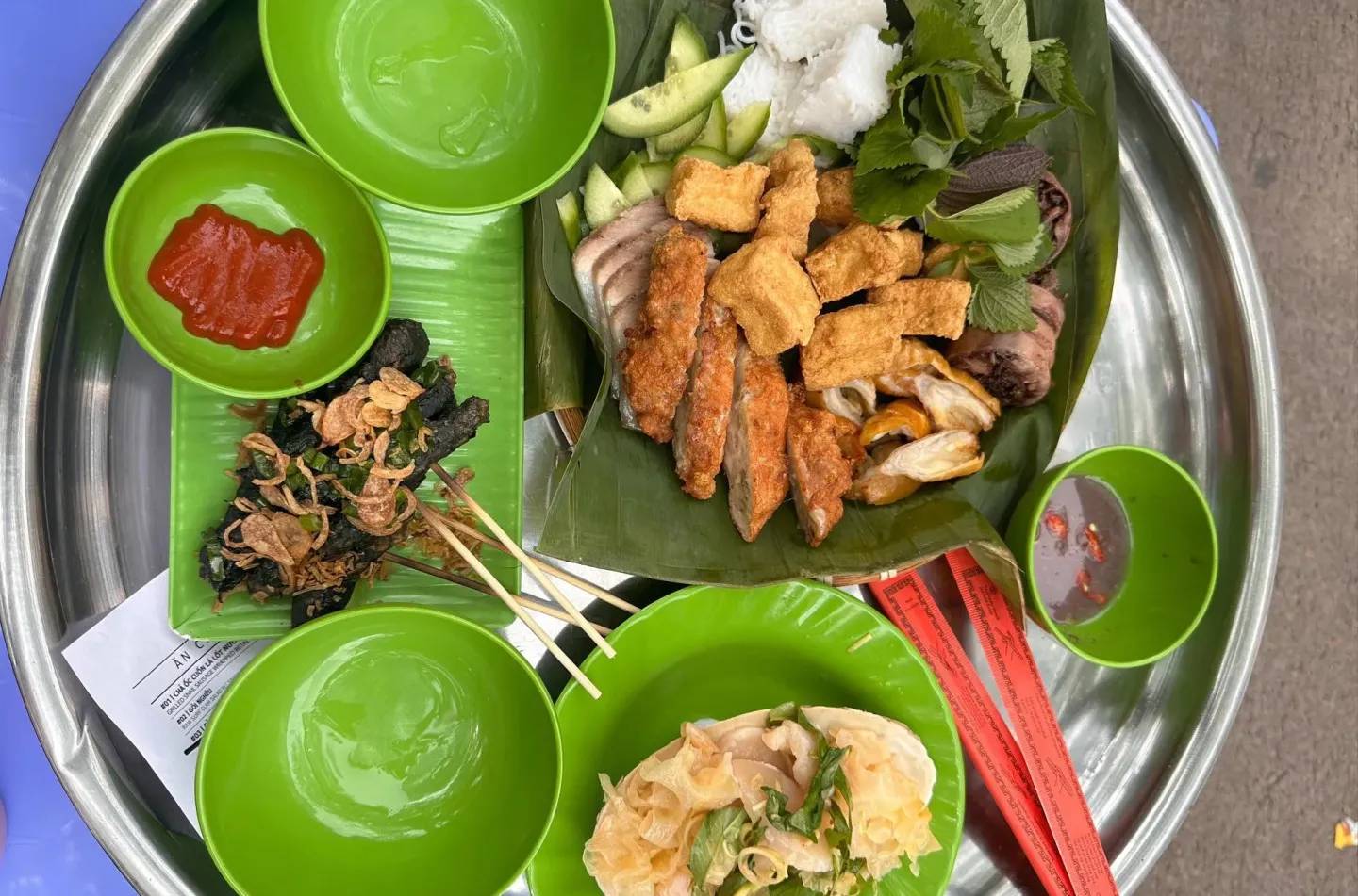 Bàn ghế nhựa Việt Nam phủ sóng nước Mỹ: Có quán khách xếp hàng dài chỉ để ngồi ghế thấp ăn bún đậu, uống cà phê