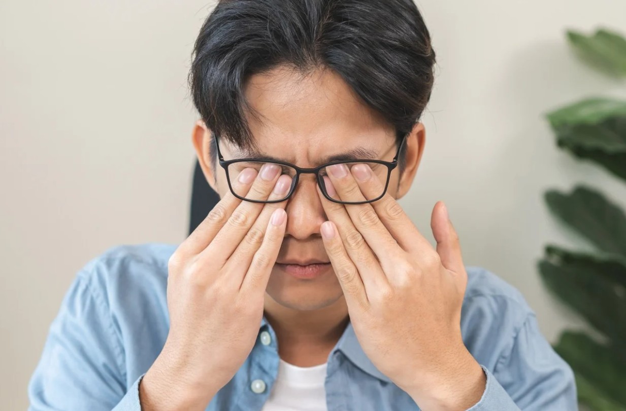 Nam thanh niên có cả nghìn con rận trên lông mi