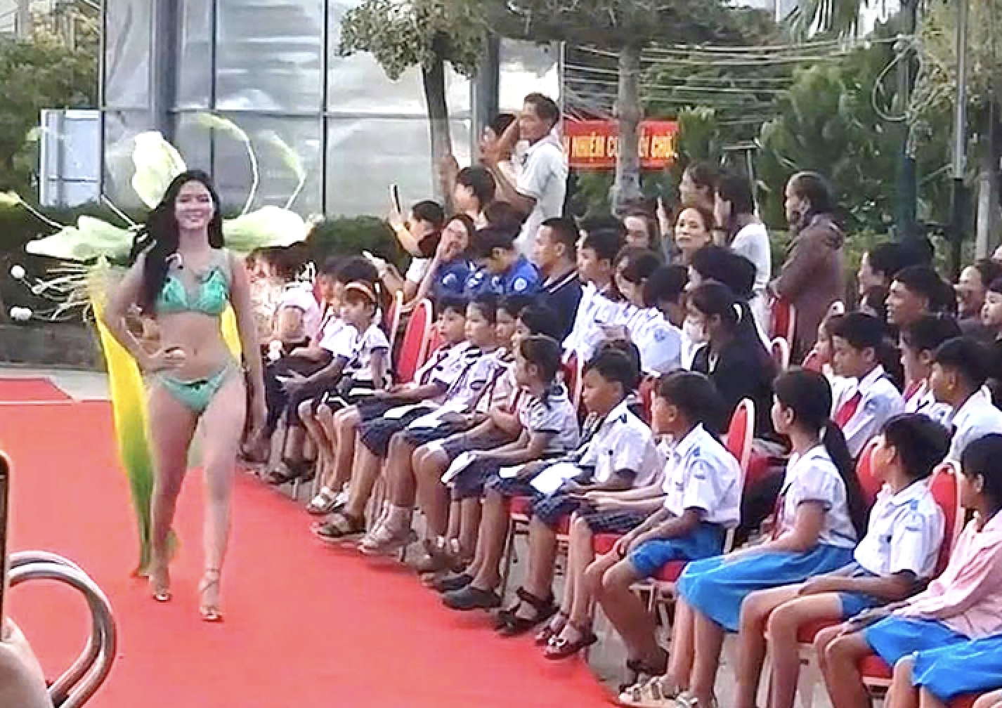 Hình ảnh gây nhiều trái chiều trên MXH những ngày qua (Ảnh: báo Tuổi trẻ)