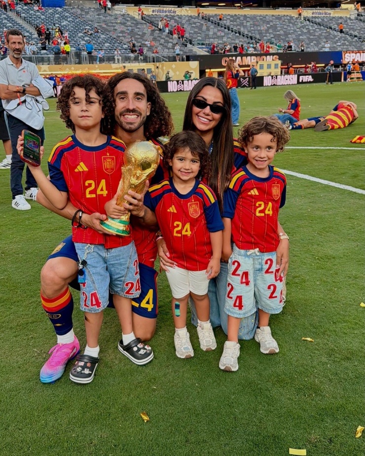 Gia đình nhỏ của Marc Cucurella