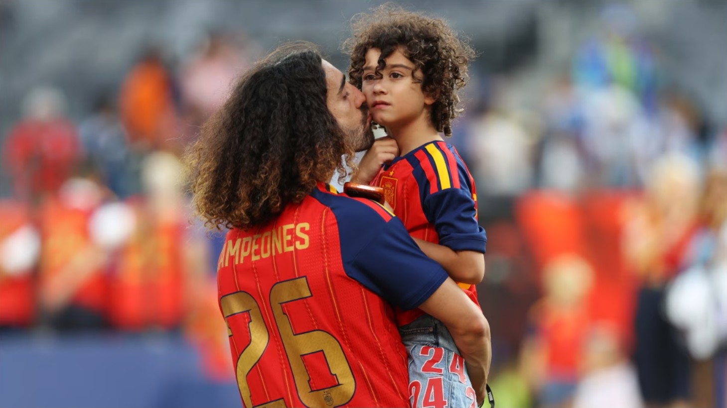 Marc Cucurella bế con trai Mateo trên sân