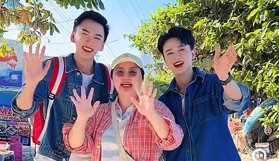 Khoai Lang Thang chụp ảnh cùng fan và nhà sáng tạo nội dung Vĩnh Thích Ăn Ngon - Ảnh: FBNV
