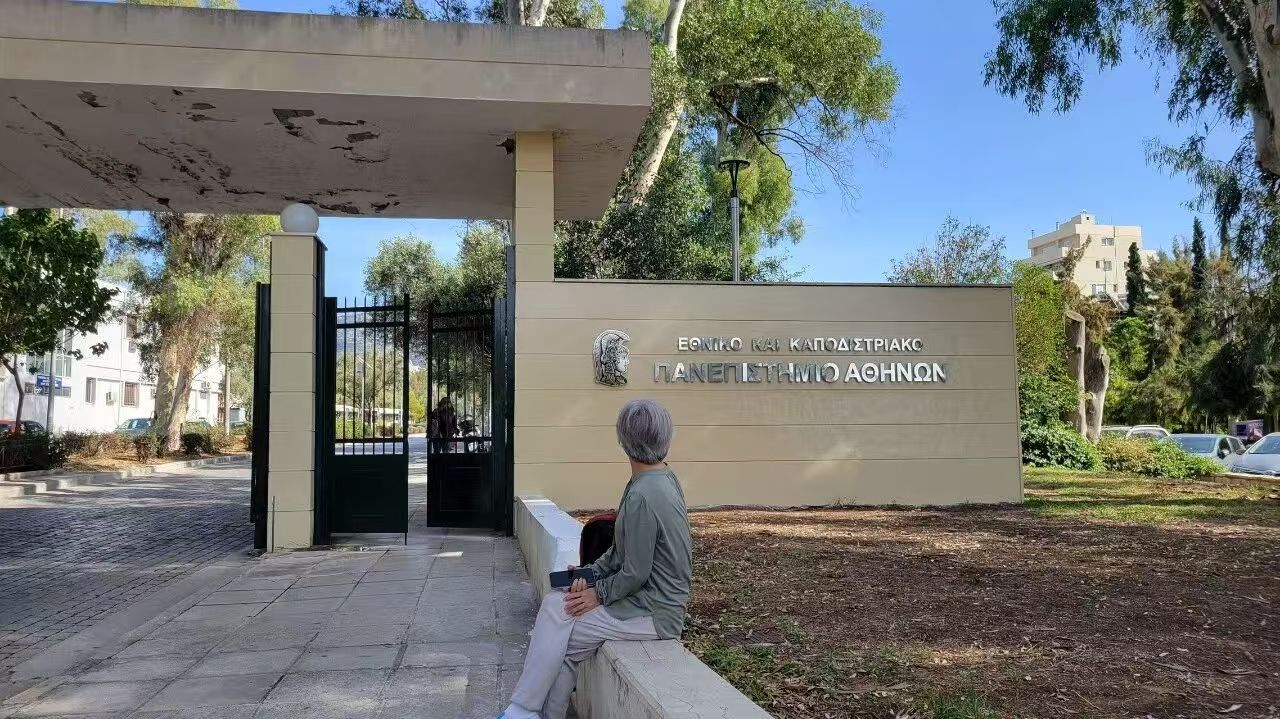 Bà Ella Wang tại lối vào Đại học Athens