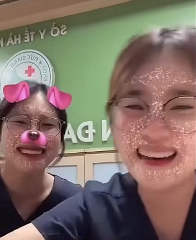 Hai nữ sinh ngồi tại quầy lễ tân của Bệnh viện Đa khoa Đức Giang livestream, có lời nói thiếu chuẩn mực