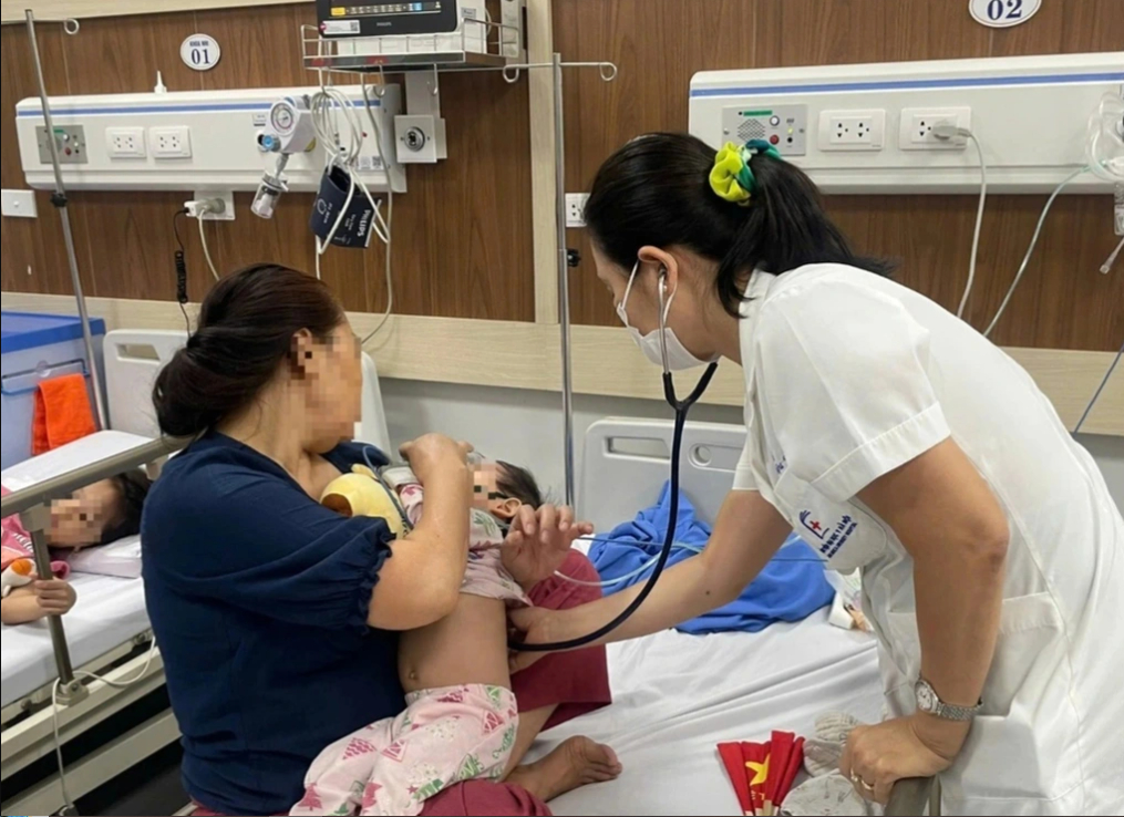 Trẻ điều trị RSV tại Bệnh viện Đại học Y - Ảnh: Tú Anh