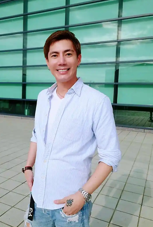 Hình ảnh nam diễn viên Vương Khai trong một hoạt động nghệ thuật trước khi qua đời. Anh có hơn 25 năm hoạt động trong ngành giải trí, từng góp mặt trong nhiều bộ phim truyền hình Đài Loan
