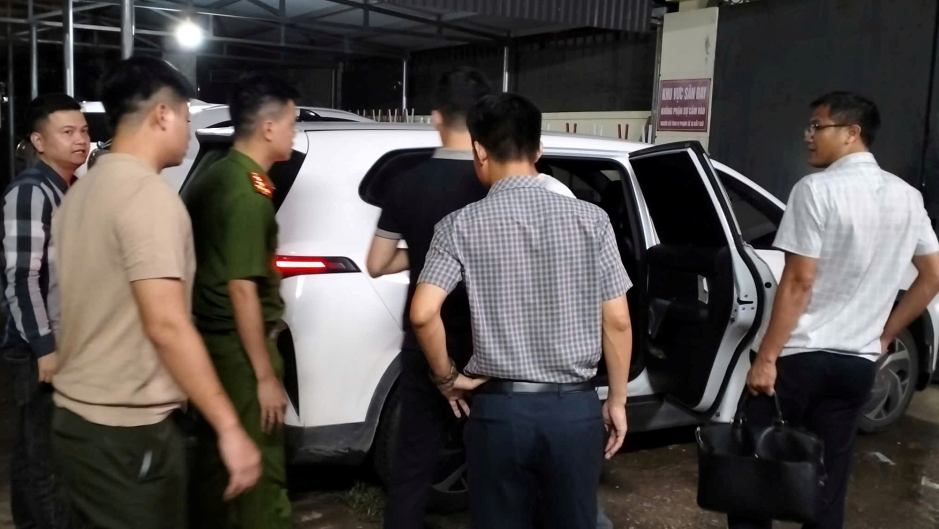 Lực lượng Phòng Quản lý xuất nhập cảnh Công an TP Hải Phòng phối hợp với Công an tỉnh Hà Tĩnh dẫn giải Phạm Ngọc Anh sau khi khống chế thành công tại Cảng hàng không quốc tế Cát Bi. (Ảnh: CAHP)
