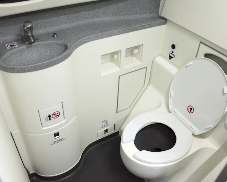  Trong suốt chuyến bay, con trai của cô bị tiêu chảy liên tục.