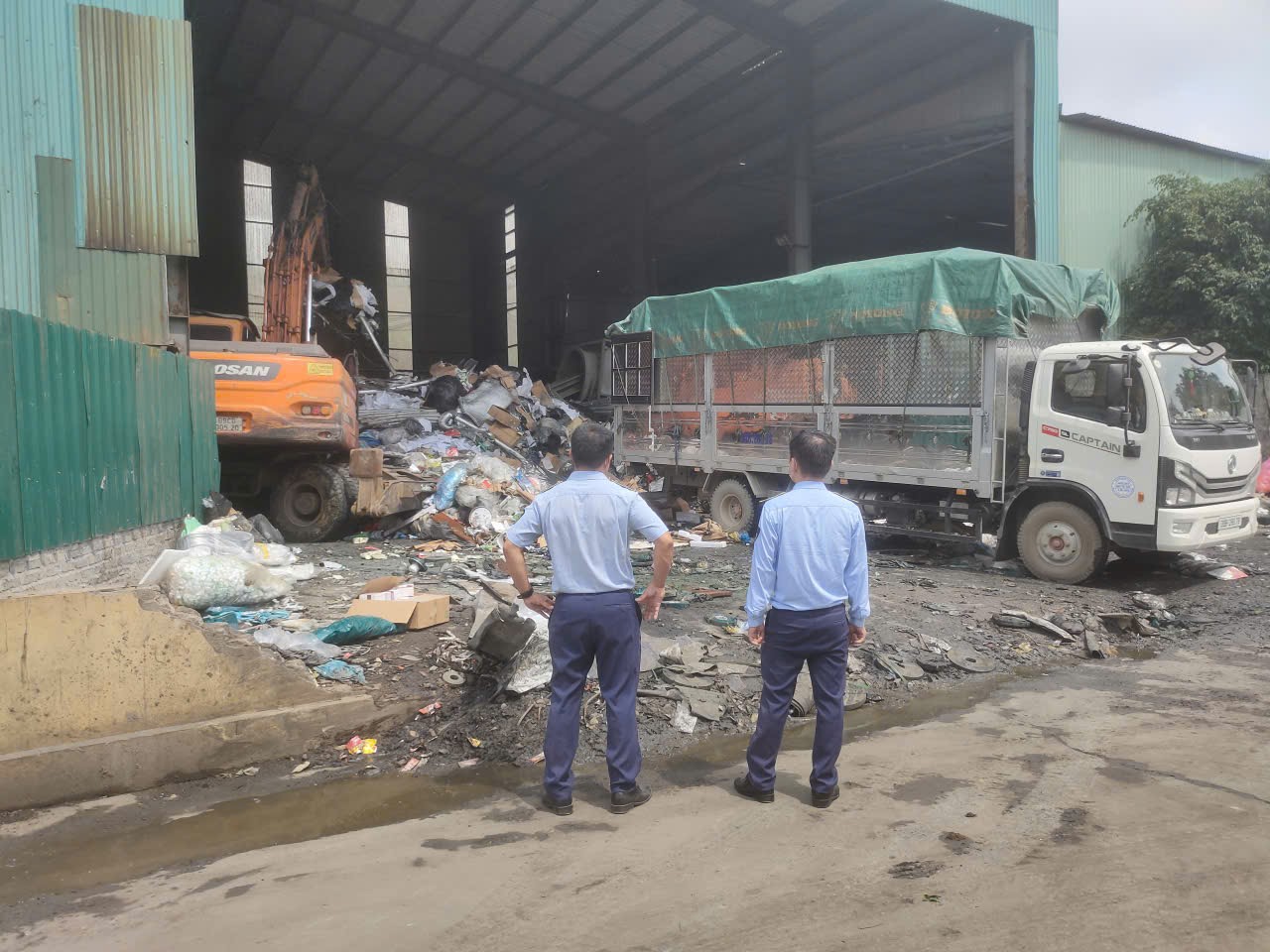 Lực lượng chức năng giám sát tiêu hủy gần 76.000 hộp bột rau vi phạm của Công ty Cổ phần Sản xuất và Thương mại Eherbal