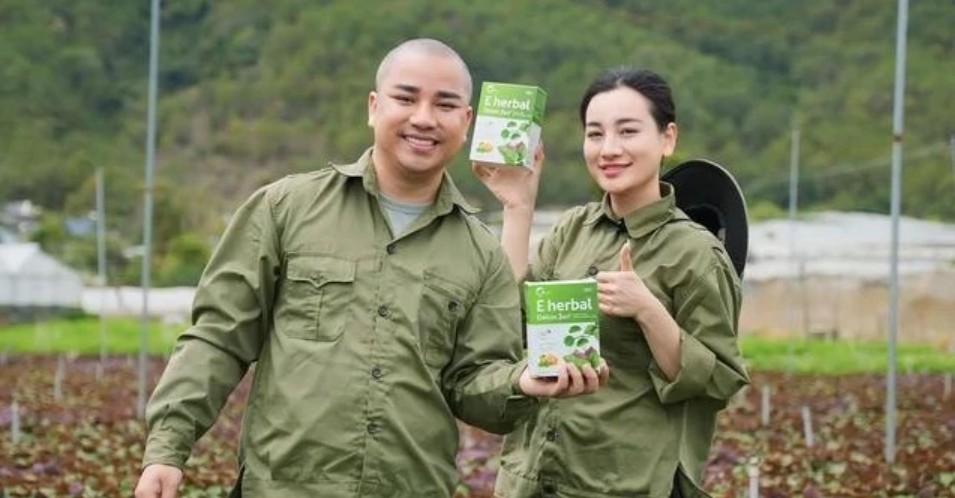 Diễn viên Hữu Công quảng cáo sản phẩm bột rau detox Eherbal - Ảnh: Znews