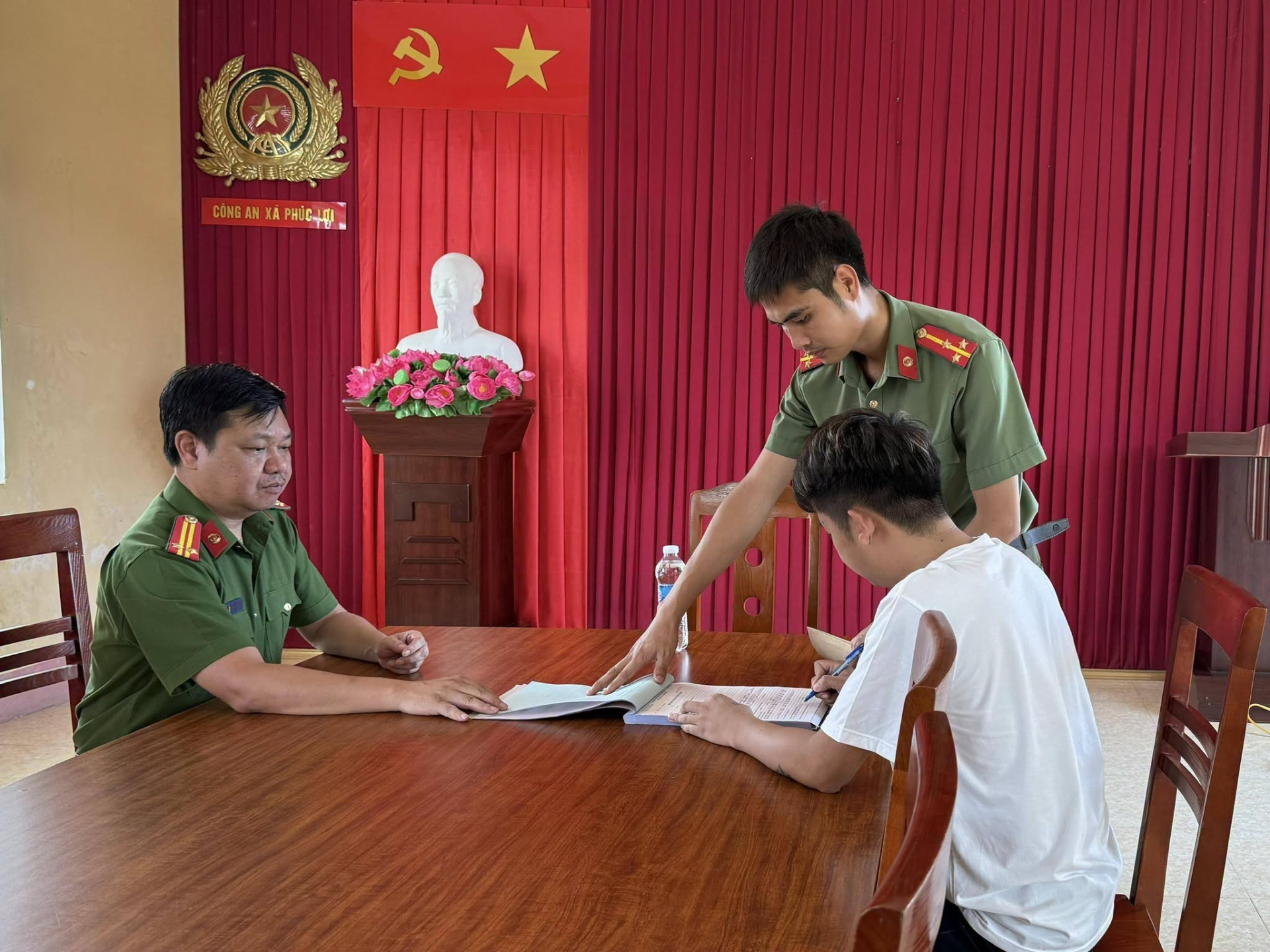 Công an xã Phúc Lợi quyết định xử phạt L.M.C 12,5 triệu đồng theo quy định.