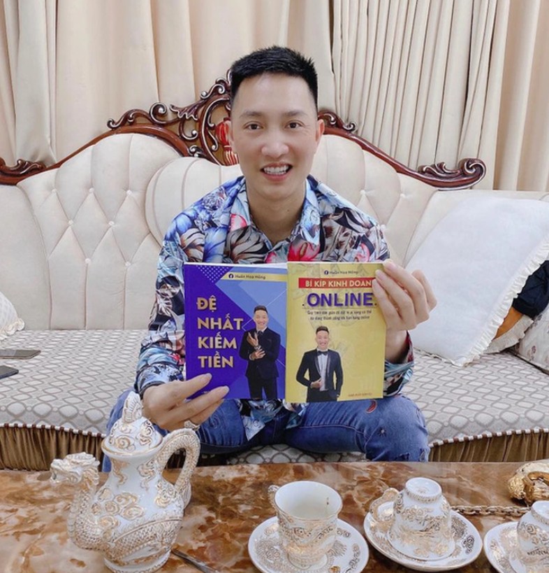 Huấn Hoa Hồng quảng cáo bán sách trên Fanpage - Ảnh: Facebook nhân vật
