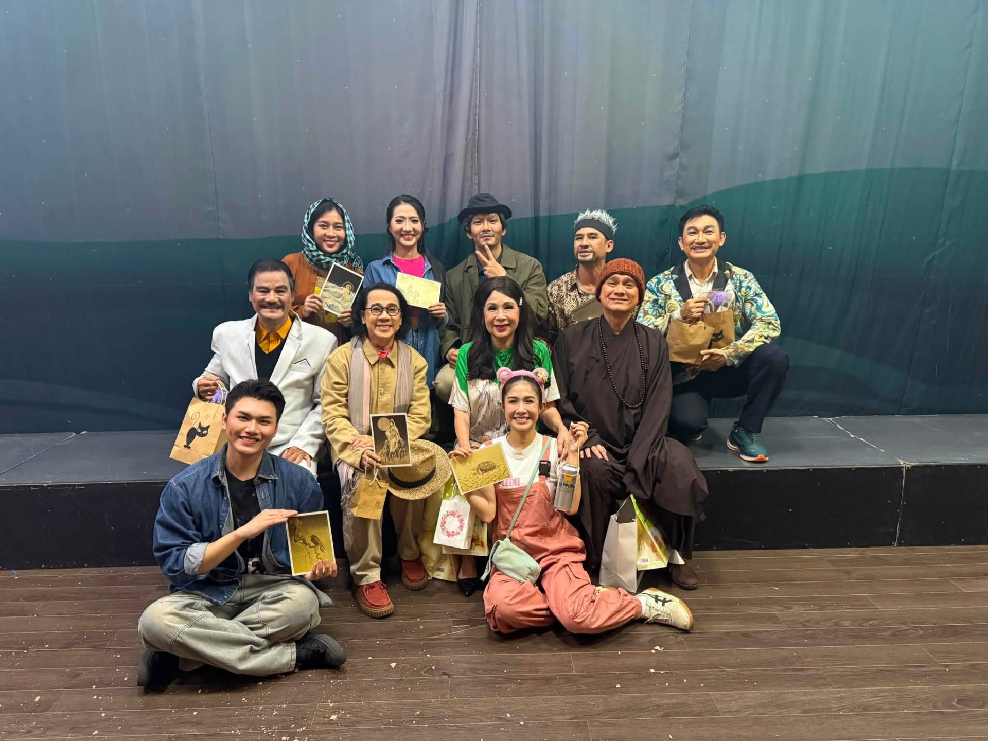 Lương Thế Thành chụp ảnh cùng đồng nghiệp trong buổi diễn cuối cùng tại sân khấu Kịch Thiên Đăng - Ảnh: FBNV