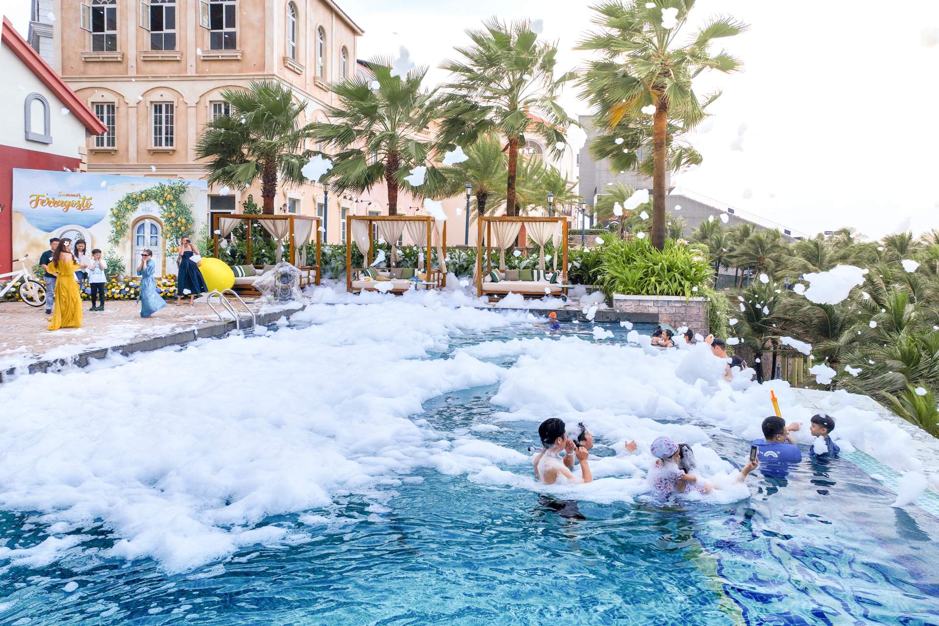 Tiệc hồ bơi tại La Festa Phu Quoc mang đến không gian giải nhiệt lý tưởng cho mọi lứa tuổi giữa cái nóng mùa hè