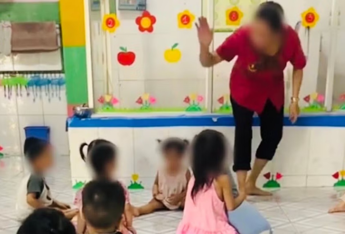 Bảo mẫu liên tục đánh vào đầu bé gái - Ảnh cắt từ clip