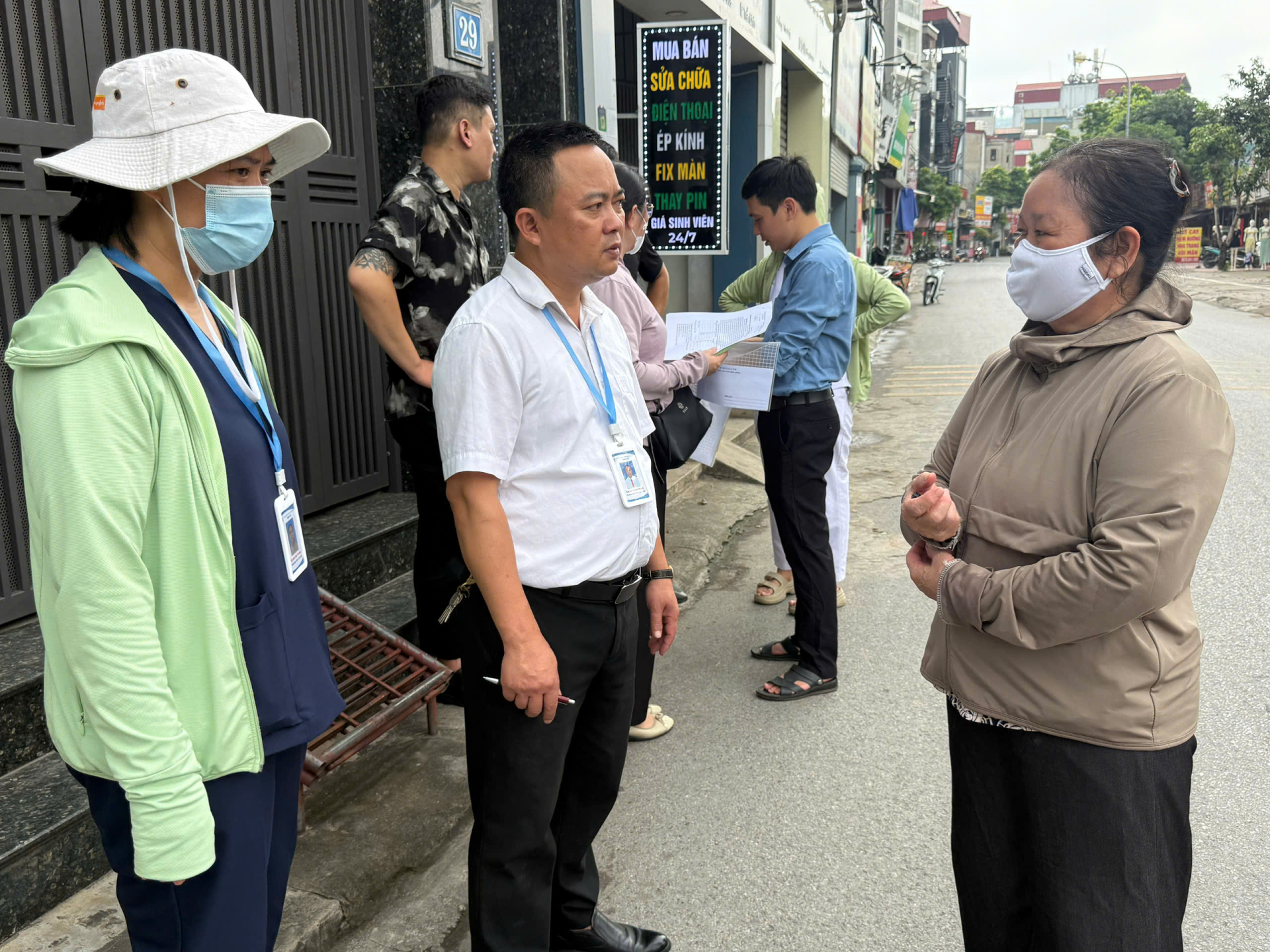 Đoàn kiểm tra khảo sát, hướng dẫn các hộ gia đình phòng, chống bệnh sốt xuất huyết - Ảnh: CDC Hà Nội
