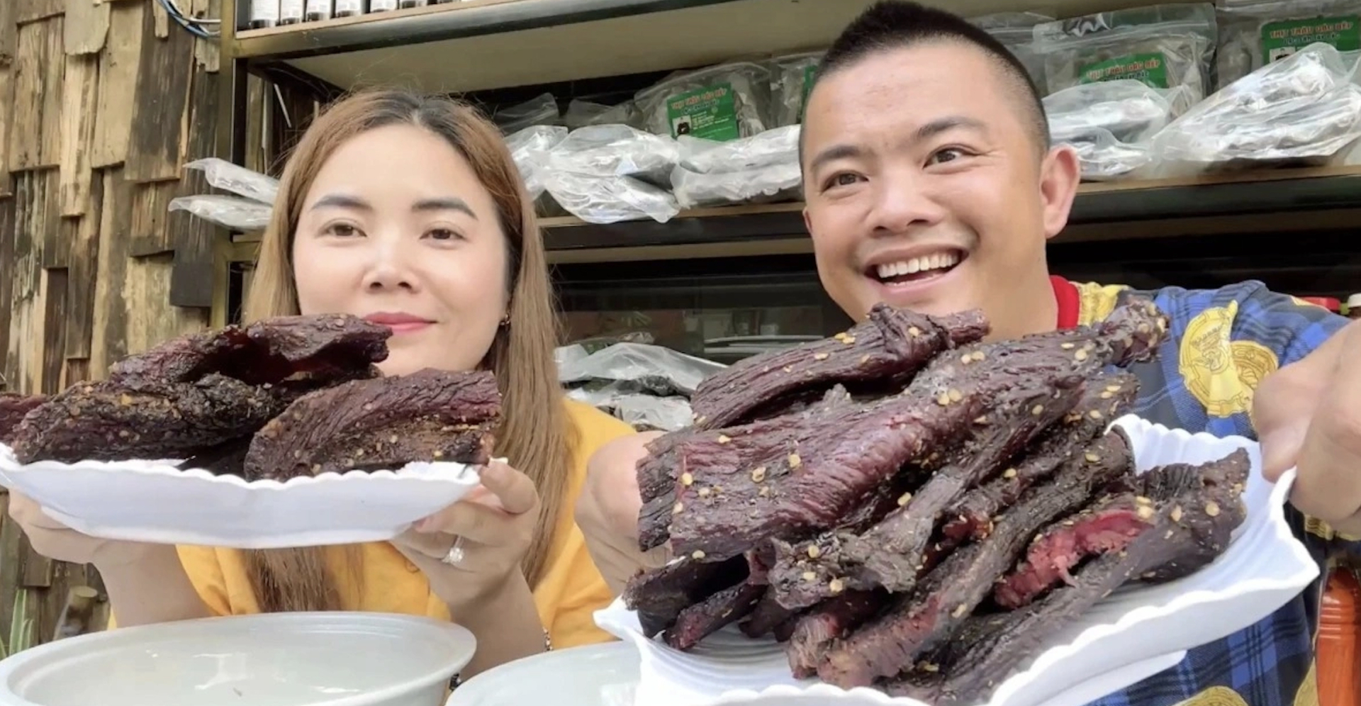 Món thịt trâu gác bếp là một trong những sản phẩm đặc sản chủ lực mang thương hiệu SAPA TV do TikToker/YouTuber Hải Sapa (Nguyễn Văn Hải) kinh doanh (Ảnh: Dân Trí)