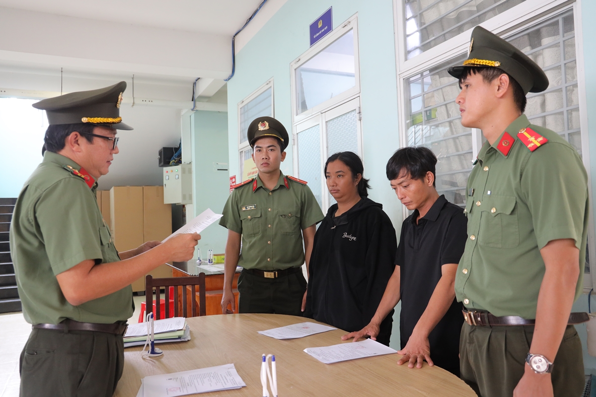 Cơ quan An ninh điều tra Công an tỉnh Tây Ninh tống đạt quyết định khởi tố đối với Nguyễn Văn Huy và Đỗ Ngọc Ánh (Ảnh: CA Tây Ninh)