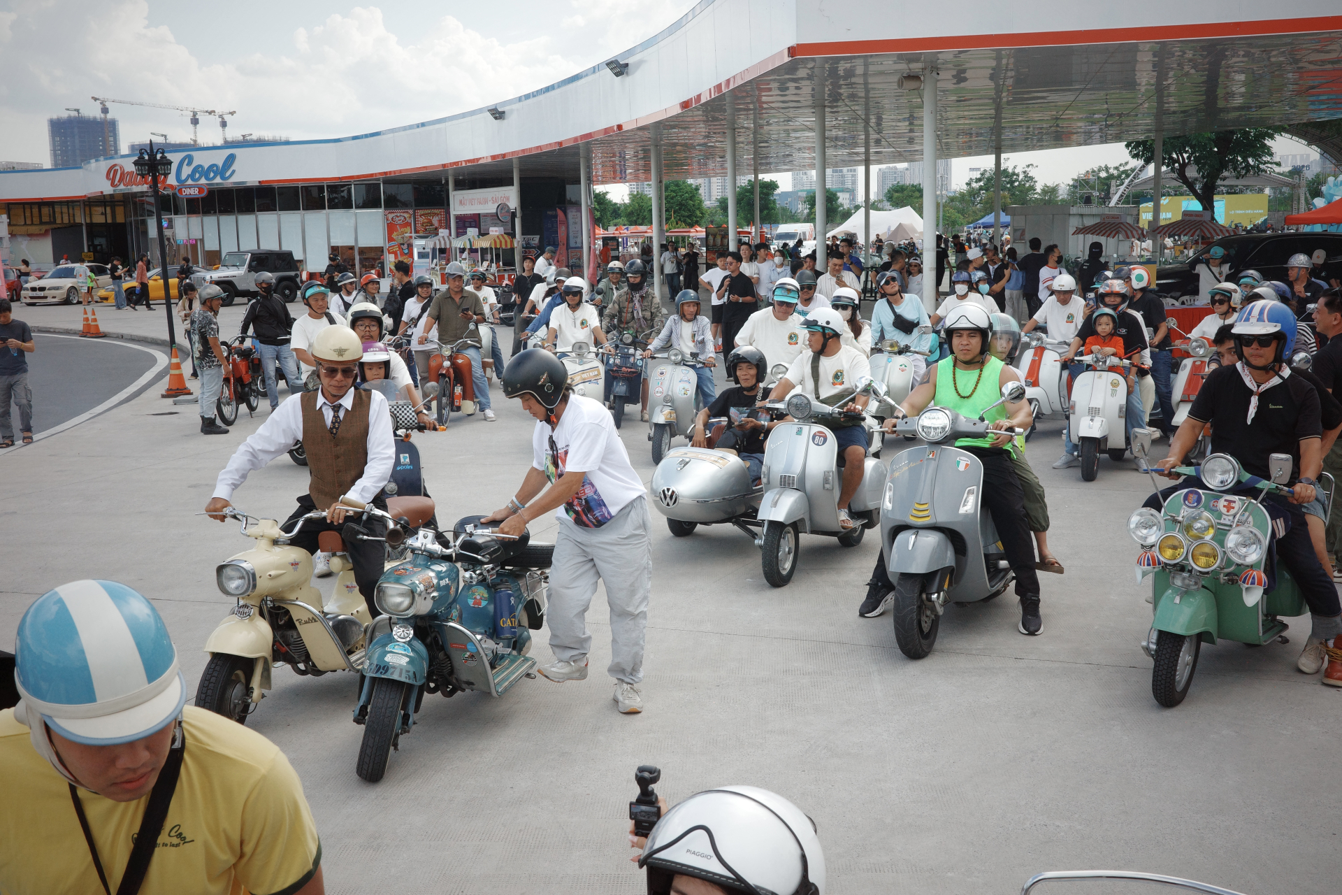 Chiêm ngưỡng hàng trăm chiếc xe cổ từ mọi miền đất nước diễu hành trên đường phố TP.HCM