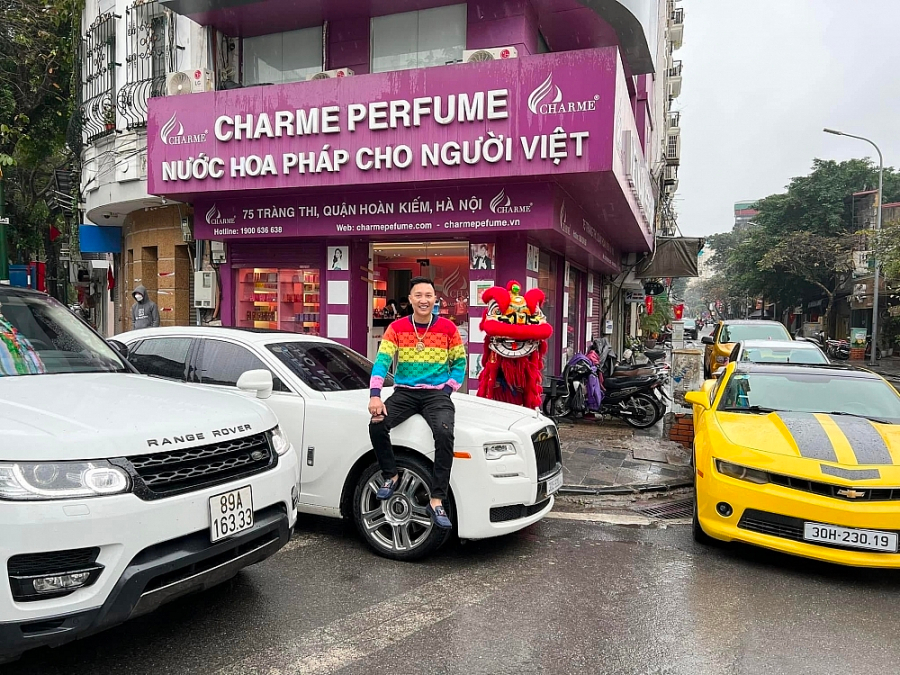 Nước hoa là một trong những mặt hàng kinh doanh chính của Huấn Hoa Hồng - Ảnh: huanhoahong.me