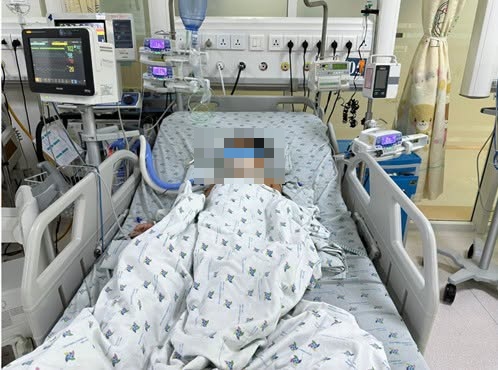 Bé trai là trường hợp nặng nhất trong 3 chị em bị ngộ độc thuốc diệt chuột do ăn chuột đồng trong suốt 7 ngày - Ảnh: BVCC