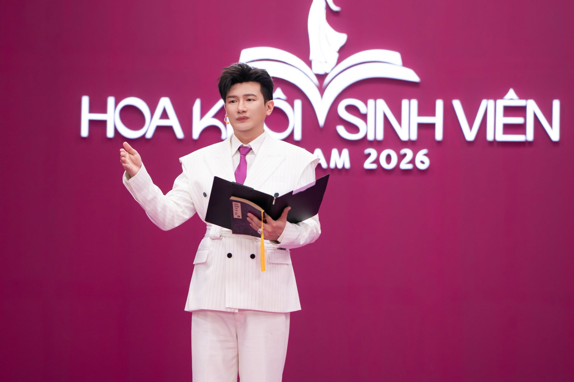 Dược sĩ Tiến tiếp tục đồng hành với cuộc thi trong vai trò nhà sản xuất, host và Phó Ban Tổ chức - Ảnh: FBNV